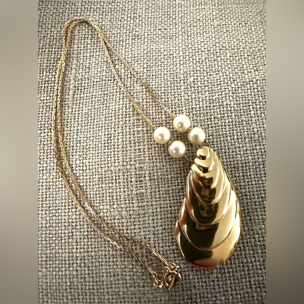 NEW MCM Trifari Mussel Seashell Pendant Necklace Chain Adjustable Pearl Stations
